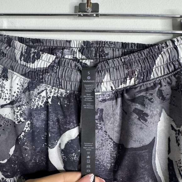 Lululemon Shorts Mens Small Gray Black Floral Print Lightweight Athletic - Picture 3 of 6